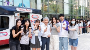 As a new member of the SFU community, President Professor Stephen Cheung Yan-leung, said he felt thrilled to celebrate the Mid-Autumn Festival within the first month of his tenure. He said, “The Mid-Autumn Festival reminds us of the importance of coming t